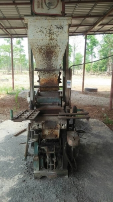 เครื่องอัดอิฐบล็อก