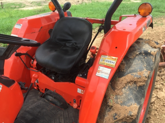 ขายรถไถ คูโบต้า KUBOTA L4508-45 DT ราคา 235000 บาท รถปี 54  มีภาพวีดีโอ รถสภาพสวยพร้อมใช้งานเดิมๆ อุปกรณ์ มีผานดันหน้า ผานหลัง เอกสารทะเบียนชุดโอนพร้อม รถอยู่ที่ อ.สตึก จ.บุรีรัมย์ โทร 089-8451778 081-9972972