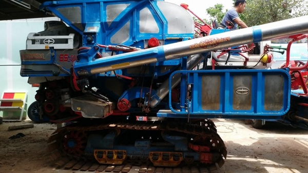 ขายรถเกี่ยวข้าวศักดิ์พัฒนาSS501 ปี52เครื่องอีซูซู230เทอร์โบว์ ช่วงล่าง10 ช่วงล่างดี