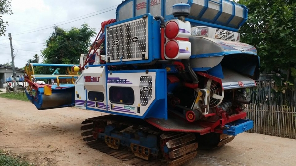 ขายรถเกี่ยวข้าวศักดิ์พัฒนาSS501 ปี52เครื่องอีซูซู230เทอร์โบว์ ช่วงล่าง10 ช่วงล่างดี