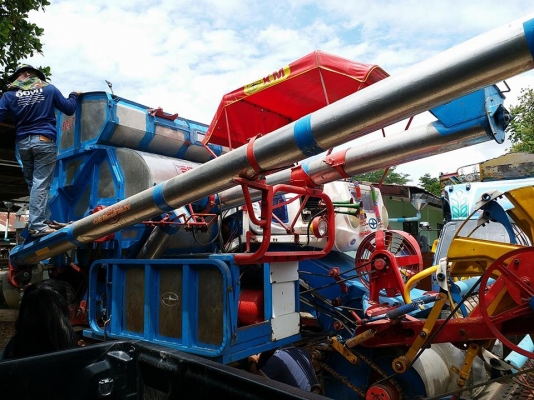 ขายรถเกี่ยวข้าวศักดิ์พัฒนาSS501 ปี52เครื่องอีซูซู230เทอร์โบว์ ช่วงล่าง10 ช่วงล่างดี