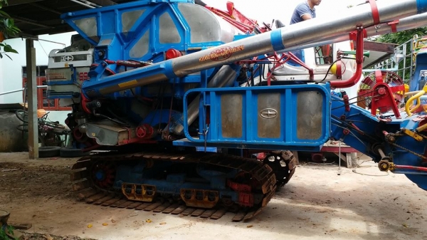 ขายรถเกี่ยวข้าวศักดิ์พัฒนาSS501 ปี52เครื่องอีซูซู230เทอร์โบว์ ช่วงล่าง10 ช่วงล่างดี