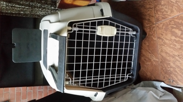 กรงใส่ สุนัข หรือ แมว ( เวลาเดินทาาง )