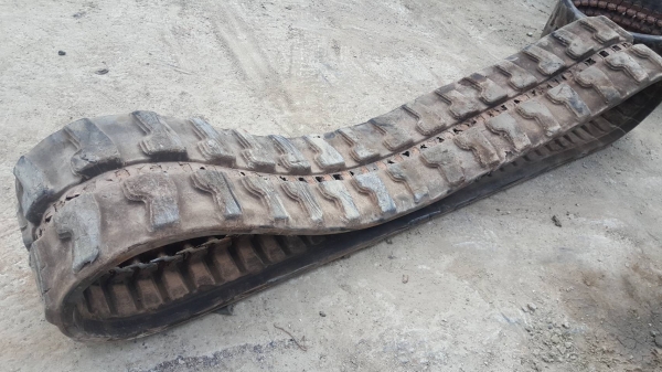 ขายถูก  แทรคยางรถขุด KOMATSU และอีกหลายยี่ห้อ ขนาดยาง  400x7.25x72 มี72ข้อ ขายคู่ล่ะ 25,000 บาท