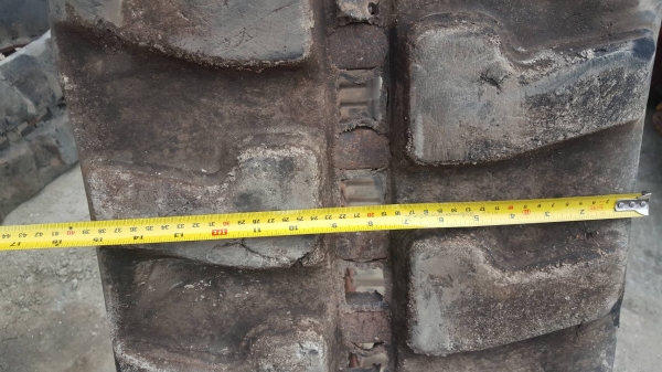 ขายถูก  แทรคยางรถขุด KOMATSU และอีกหลายยี่ห้อ ขนาดยาง  400x7.25x72 มี72ข้อ ขายคู่ล่ะ 25,000 บาท