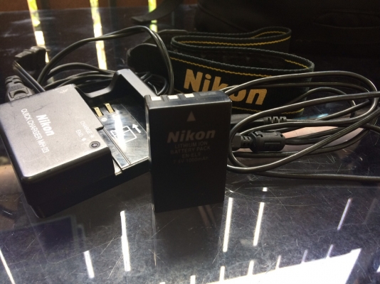 ขายกล้องถ่ายรูปNikonพร้อมเลนส์ครับ