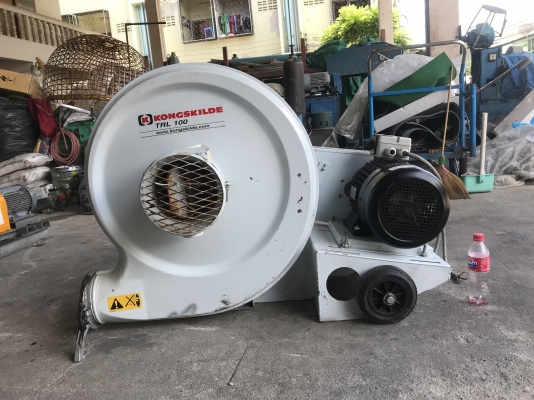 ขายพัดลมโบวเวอร์แรงดันสูง 10HP. 380V Kongskilde made in Denmark สภาพสวยใหม่มาก ให้ลมแรง มีระบบสวิทย์การทำงาน 2ระบบ พร้อมฐานล้อเคลื่อนย้ายสะดวก ราคา 22,500 บาท