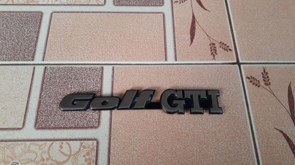 เพลทโลโก้ Golf GTI ติดท้ายของรถ VW