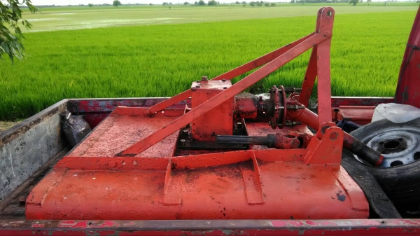 ตัวตัดหญ้าติดท้ายรถไถกว้างเมตรสิบส่งใด้ทุกจังหวัดคับตามตกลงกันคับ