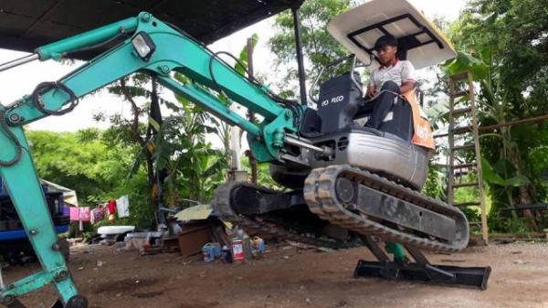 รถขุด KOBELCO 20 SR เครื่อง Yanmar.3TN 3 สูบ สภาพดี รถขุด KOBELCO 20 SR เครื่อง Yanmar.3TN 3 สูบ สภาพดี