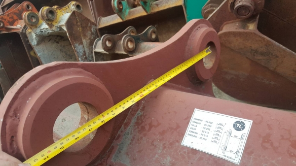 ขายบุ้งกี๋ใหม่แกะกล่อง  ใช้สำหรับรถขุดKOMATSU PC ไซค์ 200/220 : ปากกว้าง 42 นิ้ว /สลัก80 มิล /5ฟัน  สินค้าประกอบจากนอก  ขายราคาถูก