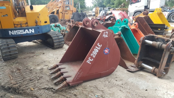 ขายบุ้งกี๋ใหม่แกะกล่อง  ใช้สำหรับรถขุดKOMATSU PC ไซค์ 200/220 : ปากกว้าง 42 นิ้ว /สลัก80 มิล /5ฟัน  สินค้าประกอบจากนอก  ขายราคาถูก