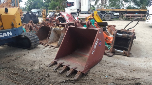 ขายบุ้งกี๋ใหม่แกะกล่อง  ใช้สำหรับรถขุดKOMATSU PC ไซค์ 200/220 : ปากกว้าง 42 นิ้ว /สลัก80 มิล /5ฟัน  สินค้าประกอบจากนอก  ขายราคาถูก