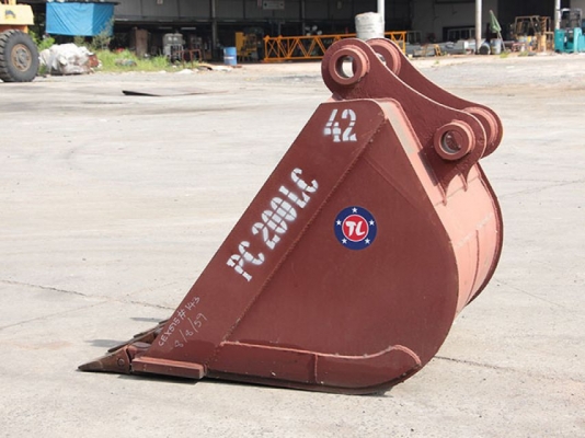 ขายบุ้งกี๋ใหม่แกะกล่อง  ใช้สำหรับรถขุดKOMATSU PC ไซค์ 200/220 : ปากกว้าง 42 นิ้ว /สลัก80 มิล /5ฟัน  สินค้าประกอบจากนอก  ขายราคาถูก