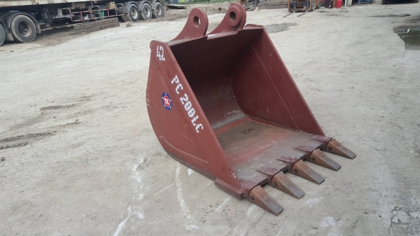 ขายบุ้งกี๋ใหม่แกะกล่อง  ใช้สำหรับรถขุดKOMATSU PC ไซค์ 200/220 : ปากกว้าง 42 นิ้ว /สลัก80 มิล /5ฟัน  สินค้าประกอบจากนอก  ขายราคาถูก