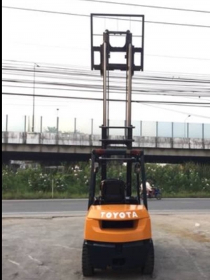 อาร์ ซี เอช โฟรคลิฟท์ ขาย โตโยต้า รุ่น 7 เบนซิน 2.5 ตันเสา 3 เมตร