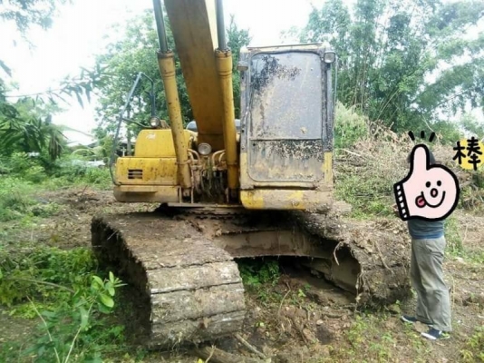 ขาย 1,250,000 KOMATSU pc 200-8 เครื่องดี ปั๊มแรง เอวแน่น โซ่หนา ไฟฟ้าครบ แอร์เย็น เอกสารเล่มทะเบียน รถสวยพร้อมใช้ ทำงาน 12,000ชม.  รถอยู่ เพชรบูรณ์  090-772-3710 090-772-3708