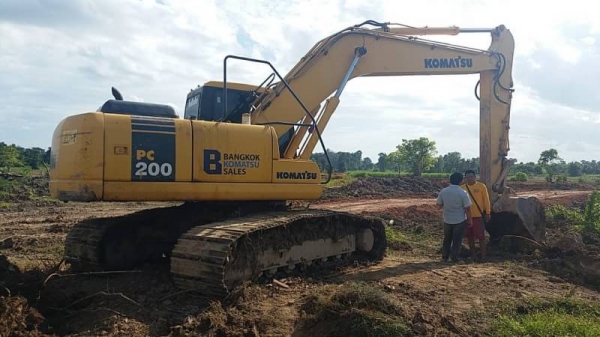 ขาย 1,590,000 KOMATSU pc 200-7 ปี 2012 ซื้อใหม่ป้ายแดงใช้มือเดียว มีไลหัวเจาะ  เอกสารแจ้งจำหน่าย ทำงาน 9,000 ชม. ไฟฟ้าครบ เครื่องดีมาก ปั้มแรงสุด เอวแน่น ช่วงล่างสวย รถสวยพร้อมใช้ รถอยู่ อุดร 090-772-3710 090-772-3708