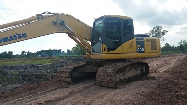 ขาย 1,590,000 KOMATSU pc 200-7 ปี 2012 ซื้อใหม่ป้ายแดงใช้มือเดียว มีไลหัวเจาะ  เอกสารแจ้งจำหน่าย ทำงาน 9,000 ชม. ไฟฟ้าครบ เครื่องดีมาก ปั้มแรงสุด เอวแน่น ช่วงล่างสวย รถสวยพร้อมใช้ รถอยู่ อุดร 090-772-3710 090-772-3708