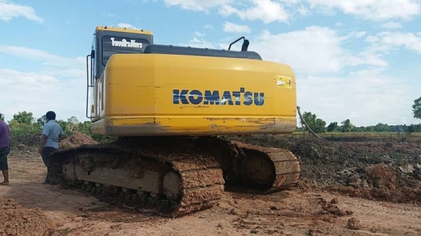ขาย 1,590,000 KOMATSU pc 200-7 ปี 2012 ซื้อใหม่ป้ายแดงใช้มือเดียว มีไลหัวเจาะ  เอกสารแจ้งจำหน่าย ทำงาน 9,000 ชม. ไฟฟ้าครบ เครื่องดีมาก ปั้มแรงสุด เอวแน่น ช่วงล่างสวย รถสวยพร้อมใช้ รถอยู่ อุดร 090-772-3710 090-772-3708