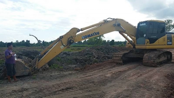 ขาย 1,590,000 KOMATSU pc 200-7 ปี 2012 ซื้อใหม่ป้ายแดงใช้มือเดียว มีไลหัวเจาะ  เอกสารแจ้งจำหน่าย ทำงาน 9,000 ชม. ไฟฟ้าครบ เครื่องดีมาก ปั้มแรงสุด เอวแน่น ช่วงล่างสวย รถสวยพร้อมใช้ รถอยู่ อุดร 090-772-3710 090-772-3708