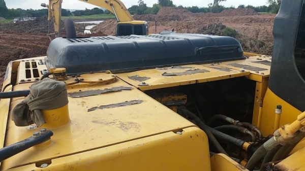 ขาย 1,590,000 KOMATSU pc 200-7 ปี 2012 ซื้อใหม่ป้ายแดงใช้มือเดียว มีไลหัวเจาะ  เอกสารแจ้งจำหน่าย ทำงาน 9,000 ชม. ไฟฟ้าครบ เครื่องดีมาก ปั้มแรงสุด เอวแน่น ช่วงล่างสวย รถสวยพร้อมใช้ รถอยู่ อุดร 090-772-3710 090-772-3708