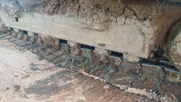 ขาย 1,590,000 KOMATSU pc 200-7 ปี 2012 ซื้อใหม่ป้ายแดงใช้มือเดียว มีไลหัวเจาะ  เอกสารแจ้งจำหน่าย ทำงาน 9,000 ชม. ไฟฟ้าครบ เครื่องดีมาก ปั้มแรงสุด เอวแน่น ช่วงล่างสวย รถสวยพร้อมใช้ รถอยู่ อุดร 090-772-3710 090-772-3708