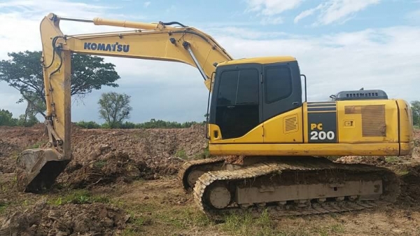 ขาย 1,390,000 KOMATSU pc 200-7 ปี 2012 ซื้อใหม่ป้ายแดงใช้มือเดียว มีไลหัวเจาะ  เอกสารแจ้งจำหน่าย ทำงาน 11,000 ชม. ไฟฟ้าครบ เครื่องดีมาก ปั้มแรงสุด เอวแน่น ช่วงล่างสวย รถสวยพร้อมใช้ รถอยู่ อุดร 090-772-3710 090-772-3708
