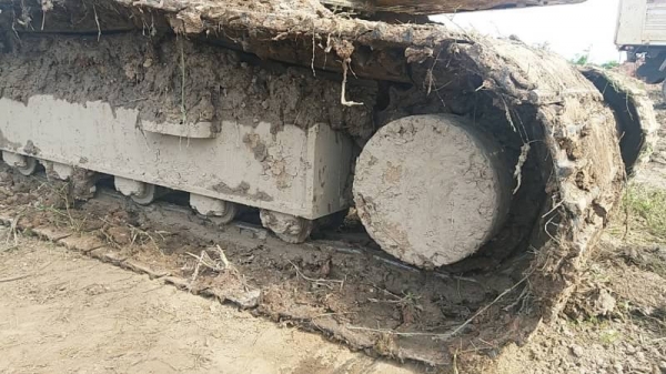 ขาย 1,390,000 KOMATSU pc 200-7 ปี 2012 ซื้อใหม่ป้ายแดงใช้มือเดียว มีไลหัวเจาะ  เอกสารแจ้งจำหน่าย ทำงาน 11,000 ชม. ไฟฟ้าครบ เครื่องดีมาก ปั้มแรงสุด เอวแน่น ช่วงล่างสวย รถสวยพร้อมใช้ รถอยู่ อุดร 090-772-3710 090-772-3708