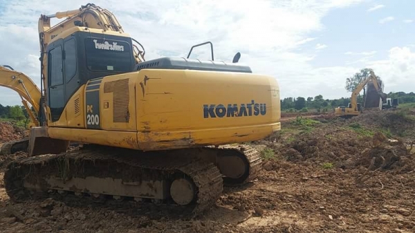 ขาย 1,390,000 KOMATSU pc 200-7 ปี 2012 ซื้อใหม่ป้ายแดงใช้มือเดียว มีไลหัวเจาะ  เอกสารแจ้งจำหน่าย ทำงาน 11,000 ชม. ไฟฟ้าครบ เครื่องดีมาก ปั้มแรงสุด เอวแน่น ช่วงล่างสวย รถสวยพร้อมใช้ รถอยู่ อุดร 092-595-6777 ญิ๋งยุ