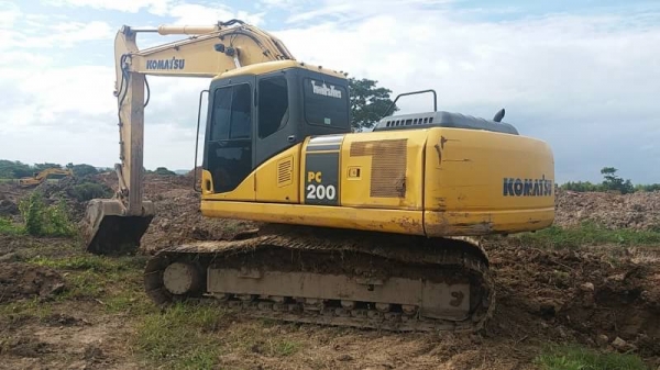 ขาย 1,390,000 KOMATSU pc 200-7 ปี 2012 ซื้อใหม่ป้ายแดงใช้มือเดียว มีไลหัวเจาะ  เอกสารแจ้งจำหน่าย ทำงาน 11,000 ชม. ไฟฟ้าครบ เครื่องดีมาก ปั้มแรงสุด เอวแน่น ช่วงล่างสวย รถสวยพร้อมใช้ รถอยู่ อุดร 092-595-6777 ญิ๋งยุ