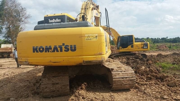 ขาย 1,390,000 KOMATSU pc 200-7 ปี 2012 ซื้อใหม่ป้ายแดงใช้มือเดียว มีไลหัวเจาะ  เอกสารแจ้งจำหน่าย ทำงาน 11,000 ชม. ไฟฟ้าครบ เครื่องดีมาก ปั้มแรงสุด เอวแน่น ช่วงล่างสวย รถสวยพร้อมใช้ รถอยู่ อุดร 092-595-6777 ญิ๋งยุ