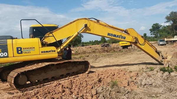 ขาย 1,590,000 KOMATSU pc 200-7 ปี 2012 ซื้อใหม่ป้ายแดงใช้มือเดียว มีไลหัวเจาะ  เอกสารแจ้งจำหน่าย ทำงาน 9,000 ชม. ไฟฟ้าครบ เครื่องดีมาก ปั้มแรงสุด เอวแน่น ช่วงล่างสวย รถสวยพร้อมใช้ รถอยู่ อุดร 092-595-6777 ญิ๋งยุ
