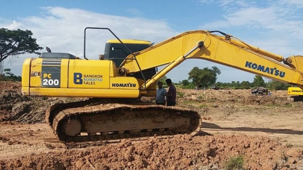 ขาย 1,590,000 KOMATSU pc 200-7 ปี 2012 ซื้อใหม่ป้ายแดงใช้มือเดียว มีไลหัวเจาะ  เอกสารแจ้งจำหน่าย ทำงาน 9,000 ชม. ไฟฟ้าครบ เครื่องดีมาก ปั้มแรงสุด เอวแน่น ช่วงล่างสวย รถสวยพร้อมใช้ รถอยู่ อุดร 092-595-6777 ญิ๋งยุ