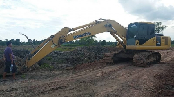ขาย 1,590,000 KOMATSU pc 200-7 ปี 2012 ซื้อใหม่ป้ายแดงใช้มือเดียว มีไลหัวเจาะ  เอกสารแจ้งจำหน่าย ทำงาน 9,000 ชม. ไฟฟ้าครบ เครื่องดีมาก ปั้มแรงสุด เอวแน่น ช่วงล่างสวย รถสวยพร้อมใช้ รถอยู่ อุดร 092-595-6777 ญิ๋งยุ