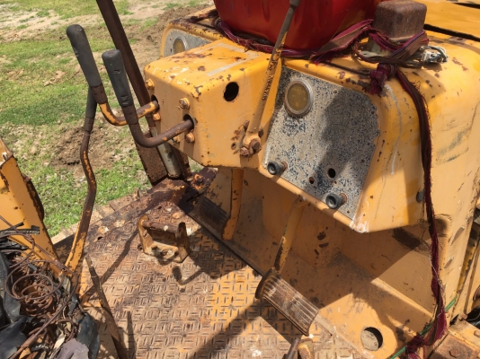 ขายด่วน รถอทรกเตอร์ ตีนไก่ D4D สภาพพร้อมใช้งาน เครื่งเกียร์ดี โซ่ช่วงล่างพร้อมใช้งาน เอกสารเล่มทะเบียน สนใจสอบถาม 093 0764943 คุณ ตั้ม