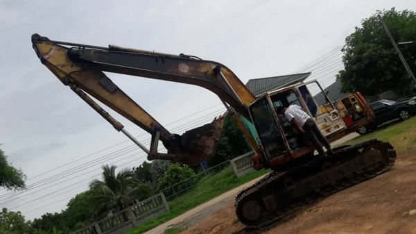 ขาย 390,000 KOMATSU pc 200-5 ตูดแดง คอลโทลสั้น เครื่องดี ปั๊มแรง เอวมีขยับนิดๆ ช่วงล่างดี เอกสารซื้อ