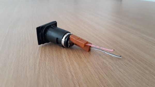 ช่องต่อจุดบุหรี่ มีฝาปิด