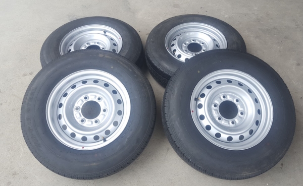 ขายล้อกะทะขอบ15 6รู139 ยาง195R15 ปี4516  4 ล้อ