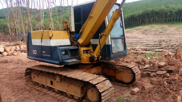 ขายรถแบคโฮ KOMATSU PC 60-6 เอกสารอินวอย ระบบไฟเต็ม ราคา 480,000 แอร์เย็นฉ่ำ หัวคีปพร้อมบุ้งกี๋ รถชุม