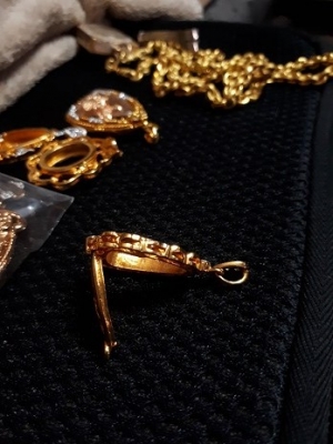 พระหลวงปู่ทวดเลี่ยมกรอบทองไมครอบ 5K