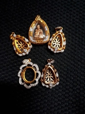 พระหลวงปู่ทวดเลี่ยมกรอบทองไมครอบ 5K