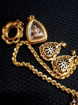 พระหลวงปู่ทวดเลี่ยมกรอบทองไมครอบ 5K