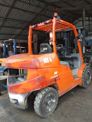 +++ ขายโฟล์คลิฟท์  MITSUBISHI FD50 (รุ่นใหม่ล่าสุด)    ขนาด  5  ตัน  เครื่องยนต์ดีเซล  เสา  3  เมตร  เกียร์ออโตเมติค  งาเลื่อนซ้าย + ขวา  ยางตันครับ