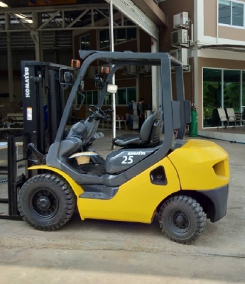 +++ ขายโฟล์คลิฟท์  KOMATSU FD25-16  ขนาด 2.5  ตัน  เครื่องยนต์ดีเซล  เสา 3  เมตร  เกียร์ออโตเมติค  ยางตันครับ
