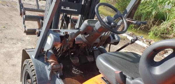 ขายด่วนรถยกTOYOTA6FG20ยก2ตันเสาสูง3เมตรงากะดกได้ยกจริงได้ถึง2.4ตันรถนอกนำเข้ายังไม่เคยใช้งานในเมืองไทยเลย