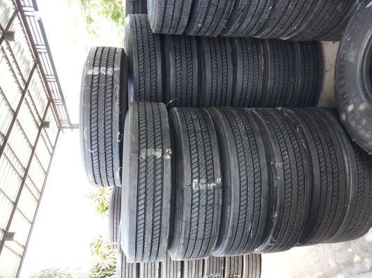 ยางอัดเย็น11R22.5สำหรับรถบรรทุกราคา3100