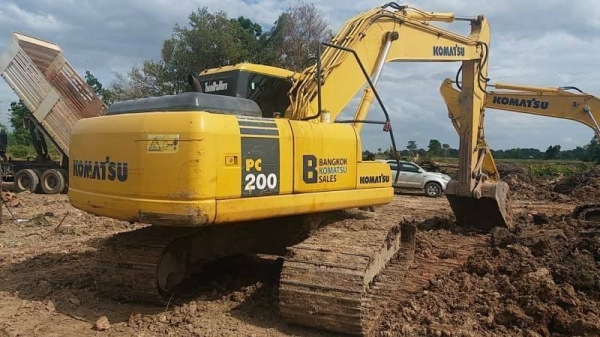 ขาย 1,310,000 KOMATSU pc 200-7 ปี 2012 ซื้อใหม่ป้ายแดงใช้มือเดียว มีไลหัวเจาะ  เอกสารแจ้งจำหน่าย ทำงาน 11,000 ชม. ไฟฟ้าครบ เครื่องดีมาก ปั้มแรงสุด เอวแน่น ช่วงล่างสวย รถสวยพร้อมใช้ รถอยู่ อุดร 090-772-3710 090-772-3708