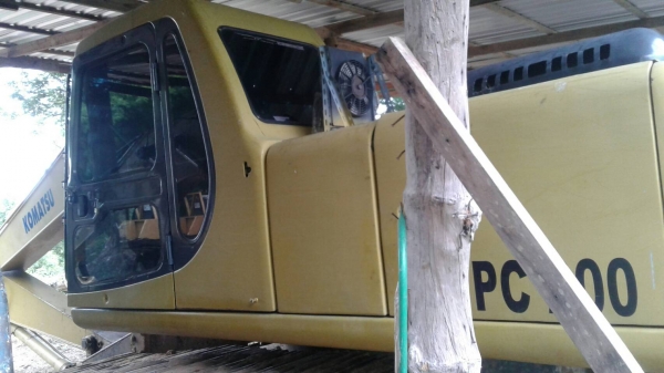 แม็กโครมือสอง/ Komatsu Pc200-6 ไฟฟ้าครบ/ ช่วงล่างดีใช้ได้/ เอวเปลี่ยนใหม่/ เทอร์โบใหม่/ เอกสารจาก บริษัท บางกอก