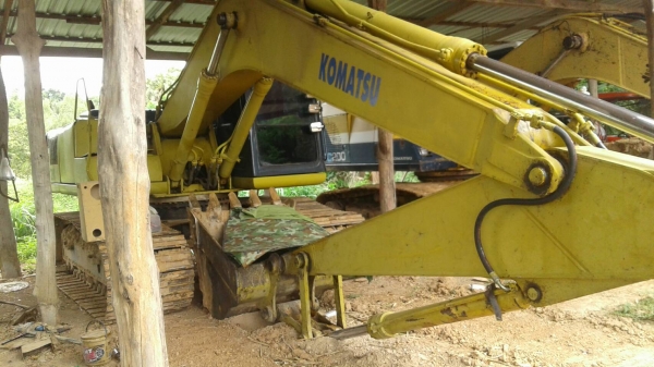 แม็กโครมือสอง/ Komatsu Pc200-6 ไฟฟ้าครบ/ ช่วงล่างดีใช้ได้/ เอวเปลี่ยนใหม่/ เทอร์โบใหม่/ เอกสารจาก บริษัท บางกอก